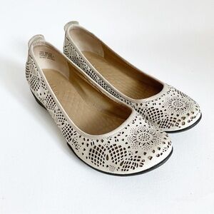 Privo by Clarks White Cream Laser Cut Floral Slip On Flats Comfort Shoes Sz 8.5